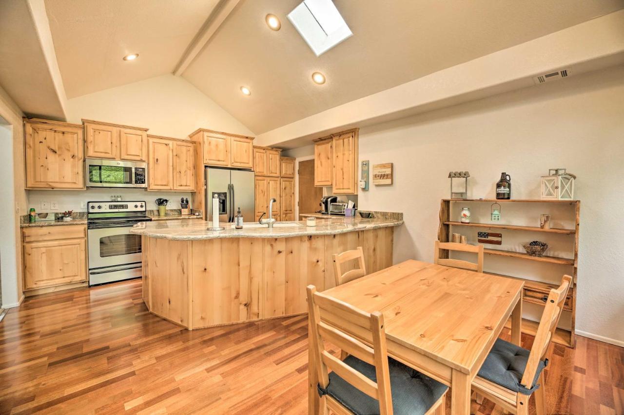 Lush Pinetop Retreat With Large Deck And Wooded Yard! Bagian luar foto