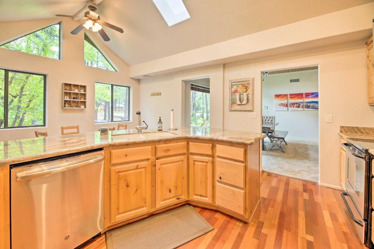 Lush Pinetop Retreat With Large Deck And Wooded Yard! Bagian luar foto
